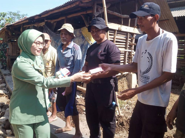 Masyarakat dan Satgas TMMD saat diberikan suplemen oleh Persatuan Istri (Persit) Kartika Chandra Kirana XXX Dim 0620/Kabupaten Cirebon. Foto: dok.Satgas TMMD