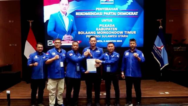 Ketua Umum Partai Demokrat, Agus Harimurti Yudhoyono (AHY), menyerahkan rekomendasi ke Oscar Manoppo-Argo Sumaiku, sebagai Calon Bupati dan Calon Wakil Bupati Bolmong Timur. (istimewa)