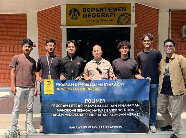 Tim Pengabdian Masyarakat POLIMER FMIPA UI Bersama Dosen Pembimbing Lapangan Dr. Tito Latif Indra, M.Si Sebelum Keberangkatan (sumber: Dokumentasi Pribadi, 2024)