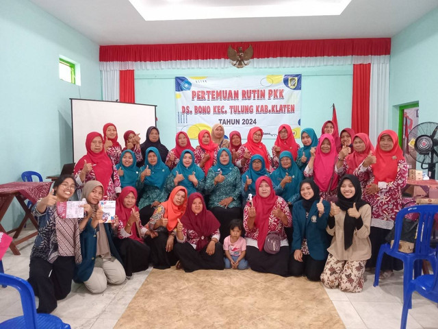 Foto Bersama Ibu-Ibu PKK Desa Bono Pada Pertemuan Rutin