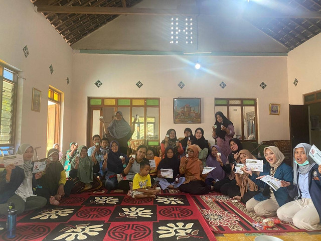 foto bersama dengan ibu-ibu PKK dukuh gading wetan, desa bono, Kec. Tulung, Kab. Klaten 