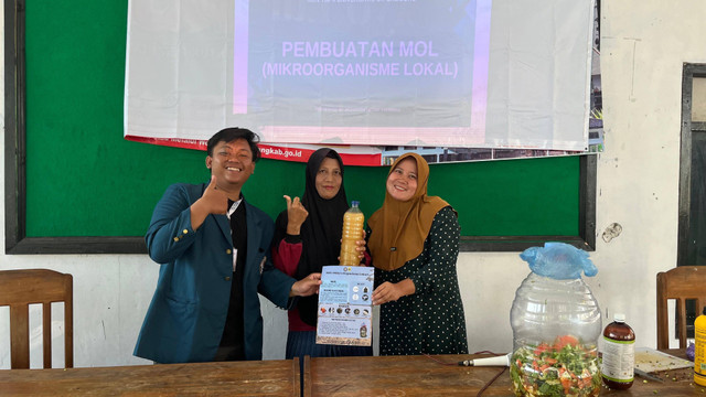 Penyerahan Produk MOL dan Poster kepada Perangkat Desa Parunggalih