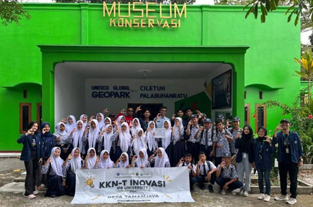 Mahasiswa KKNT IPB foto bersama pengelola Sanggar Konservasi, Guru dan Siswa SMPN 1 Ciemas dalam rangka KELANA