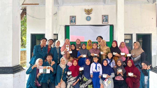 Dokumentasi KKN Tim II Universitas Diponegoro bersama Ibu-Ibu Desa Parunggalih dengan Rice Bowl Nugget Ikan dan Leaflet "SIRIP"