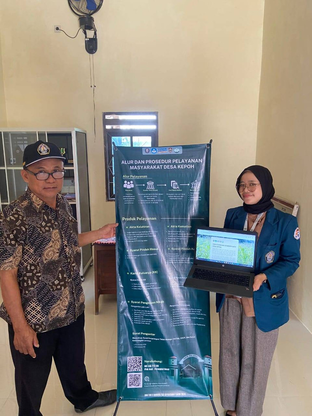 Penyerahan Website Desa dan Banner Infografis Pelayanan Publik kepada Kantor Desa Kepoh oleh Tim KKN Undip, Senin,(5/8/2024)