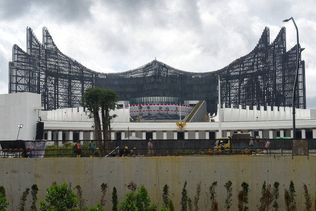 Sejumlah pekerja menyelesaikan pembangunan instalasi pedestrian dengan latar belakang Istana Negara dan Istana Garuda di IKN, Penajam Paser Utara, Kalimantan Timur, Jumat (9/8/2024). Foto: M Risyal Hidayat/ANTARA FOTO