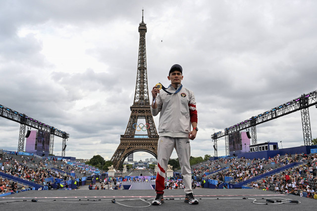 Atlet panjat tebing Indonesia Veddriq Leonardo berfoto dengan latar belakang Menara Eiffel di Champions Park, Trocadero, Paris, Prancis, Jumat (9/8/2024). Foto: Wahyu Putro A/ANTARA FOTO