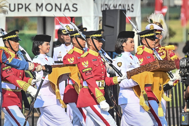 Tim Purna Paskibraka 2023 membawa duplikat bendera Merah Putih dan naskah teks proklamasi berjalan menuju kendaraan taktis maung dalam acara kirab bendera Merah Putih dan naskah teks proklamasi menuju Ibu Kota Nusantara di kawasan Monas, Jakarta. Foto: Aprillio Akbar/ANTARA FOTO