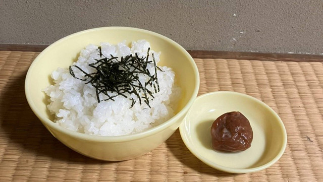 Menu sederhana yang disantap oleh pria Jepang. Foto: X/ @@MaqwgNaJKDOnxGb