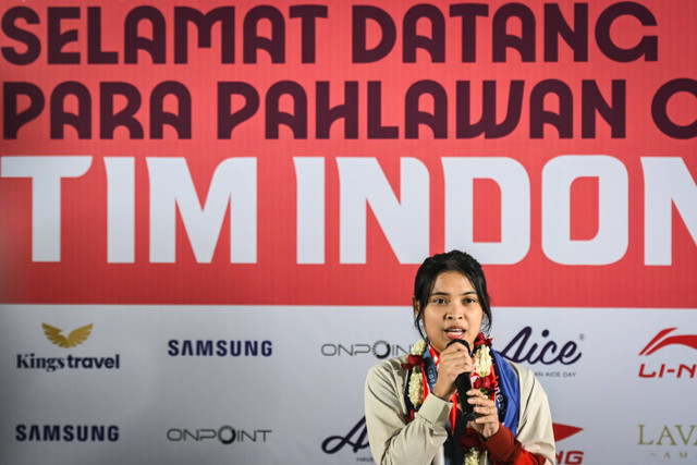 Pebulu tangkis Gregoria Mariska Tunjung menyampaikan sambutan setibanya di Terminal 3 Bandara Soekarno Hatta, Kota Tangerang, Banten, Jumat (9/8/2024). Foto: Sulthony Hasanuddin/ANTARA FOTO 