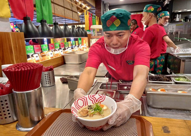 Suguhan ramen dengan kuah kental yang dimasak selama 8 jam. Foto: Masruroh/Basra