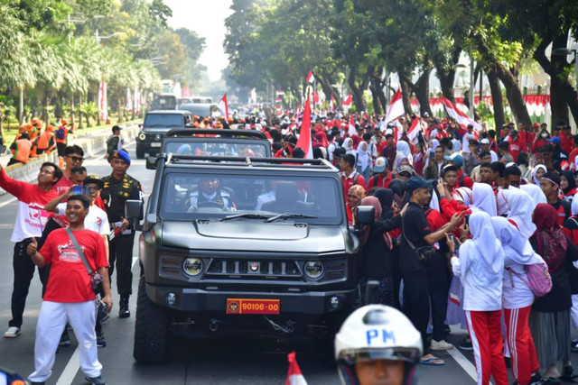 Kirab duplikat Bendera Merah Putih dan Naskah Teks Proklamasi dari Monas ke Lanud Halim Perdanakusuma. Foto: Rusman/Biro Pers Sekretariat Presiden