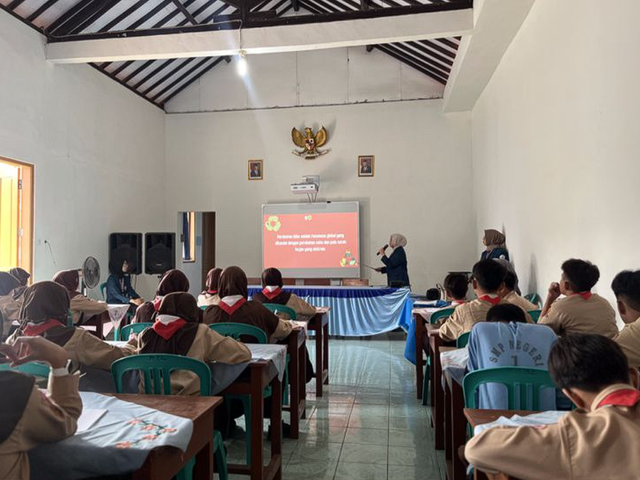 Gambar 1. Pemaparan Materi oleh Hanny Aulia Ramadhani