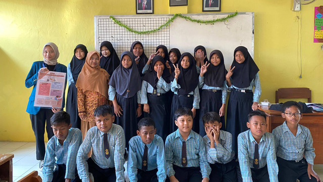 Foto Bersama Siswa-Siswi dan Wali Kelas, Sumber: Dokumentasi Pribadi