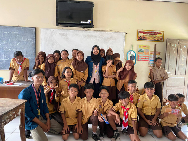 Foto bersama siswa-siswi SDN Manang 01 dalam simulasi kebakaran