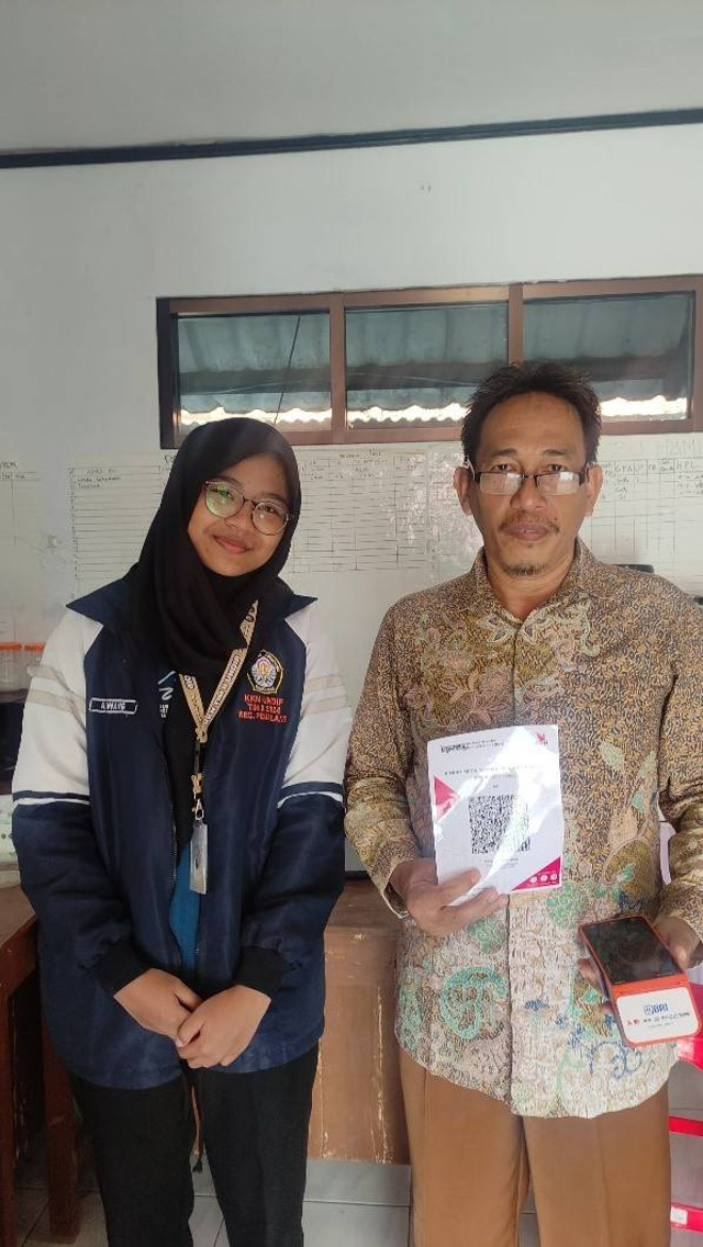 Dokumentasi TIM II KKN UNDIP 2023/2024 bersama Bapak Syarifudin selaku Manager Unit Usaha Badan Usaha Milik Desa (BUMDes)