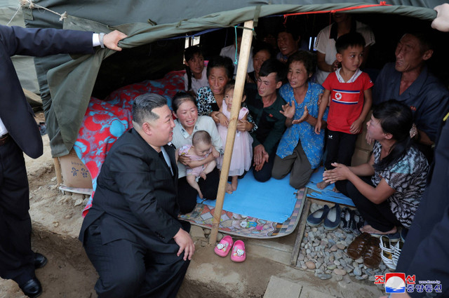 Pemimpin Korea Utara Kim Jong Un menyambangi para korban yang terdampak banjir di Kabupaten Uiju, Korea Utara, Sabtu (10/8/2024). Foto: KCNA via Reuters