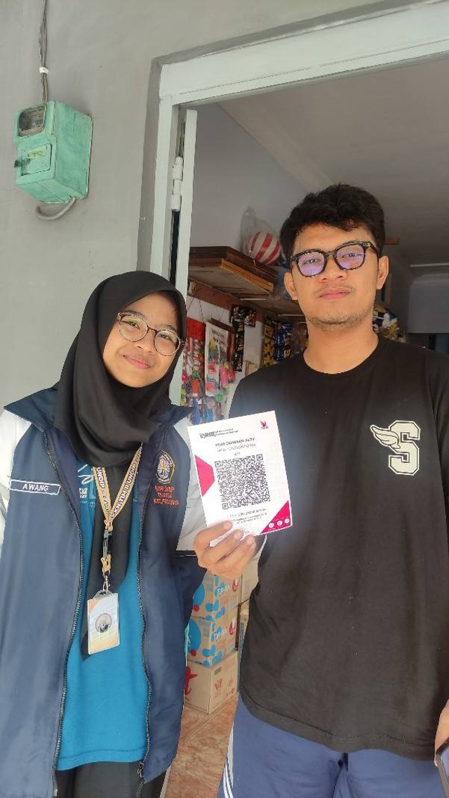 Dokumentasi TIM II KKN UNDIP 2023/2024 bersama salah satu Pemilik UMKM yang bersedia menjadi target program kerja