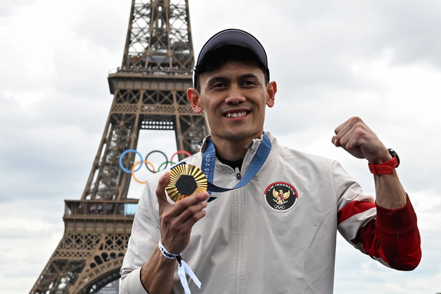 Atlet panjat tebing Indonesia Veddriq Leonardo berfoto dengan latar belakang Menara Eiffel di Champions Park, Trocadero, Paris, Prancis, Jumat (9/8/2024). Foto: Wahyu Putro A/ANTARA FOTO