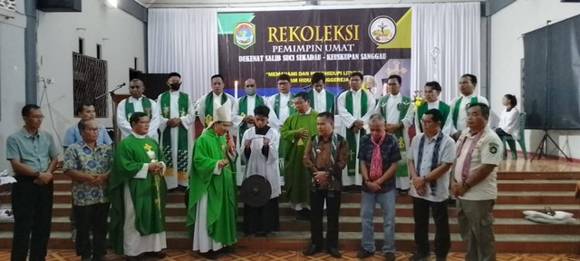 Bupati Sekadau menghadiri kegiatan Rekoleksi Pemimpin Umat Sedekenat Salib Suci Sekadau. Foto: Dok. Istimewa