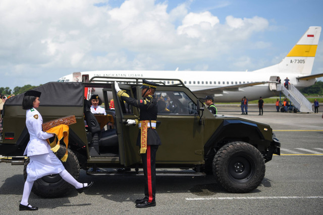 Tim Purna Paskibraka 2023 pembawa duplikat bendera Merah Putih  dan pembawa naskah teks proklamasi  memasuki kendaraan tempur Komodo saat tiba di Bandara Internasional Sultan Haji Muhammad Sulaiman, Balikpapan, Kalimantan Timur, Sabtu (10/8/2024). Foto: M Risyal Hidayat/ANTARA FOTO