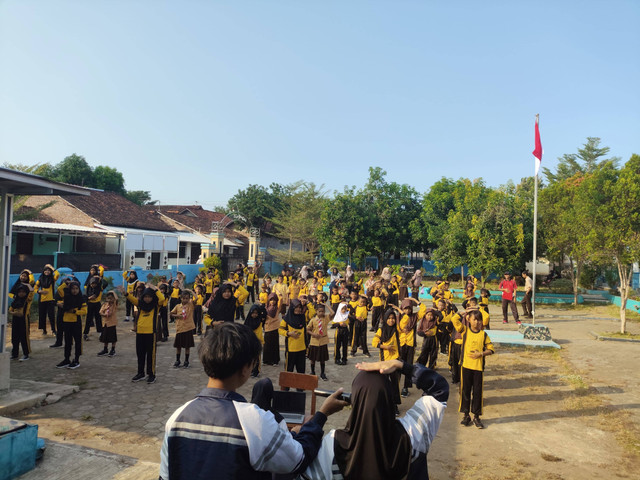 Pelaksanaan Senam Bersama di SDN Desa Kramat