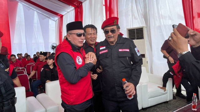 Eks Gubernur Sumut Edy Rahmayadi (kiri) dan Ketua DPP PDIP Djarot Syaiful (tangan) berjabat tangan saat pelantikan Edy Rahmayadi menjadi kader PDIP di Lapangan Astaka, Deli Serdang, Sumatera Utara, Sabtu (10/8/2024).  Foto: Tri Vosa Fabiola Ginting/kumparan