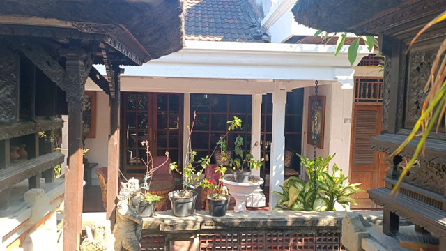 Penyidik tampak mengambil barang bukti di rumah Mantan Bupati Kabupaten Jembrana Ida Bagus Ardana (84) di Jalan Gurita IV, Nomor 6, Kota Denpasar, Bali. Foto: Denita BR Matondang/kumparan