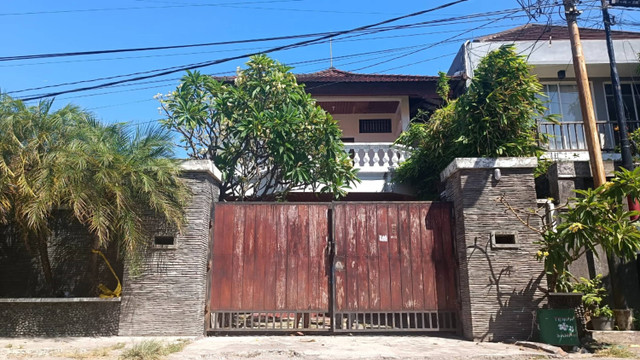 Penyidik tampak mengambil barang bukti di rumah Mantan Bupati Kabupaten Jembrana Ida Bagus Ardana (84) di Jalan Gurita IV, Nomor 6, Kota Denpasar, Bali. Foto: Denita BR Matondang/kumparan