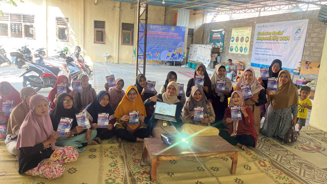 Foto bersama Ibu-ibu Desa Nguter. Sumber: Dokumentasi Pribadi