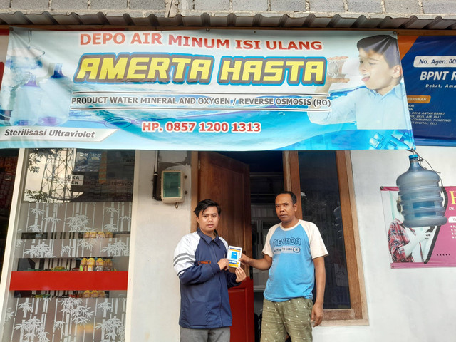 *Foto bersama dengan pemilik depo air minum isi ulang