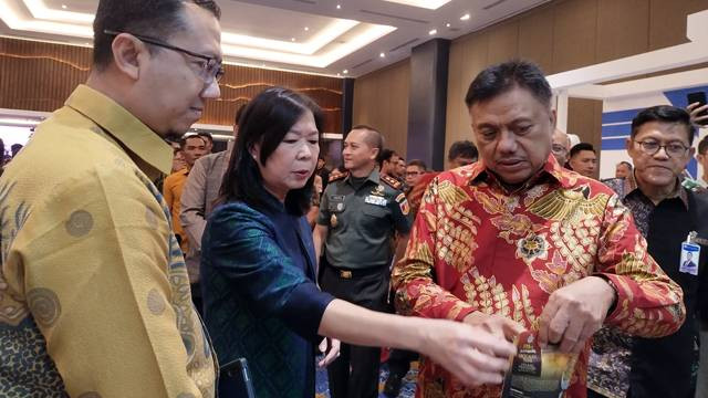 Gubernur Sulawesi Utara, Olly Dondokambey, saat meninjau stand peserta North Sulawesi Investment Forum (NSIF) 2024.