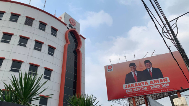 Baliho Anies Baswedan - Sohibul Iman masih terpasang di DPP PKS, Jakarta pada Sabtu (10/8/2024). Foto: Luthfi Humam/kumparan