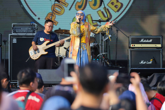 Band pop asal Bandung La Luna tampil di The 90's Festival, Gambir Expo Kemayoran, Jakarta, Sabtu (10/8/2024). Foto: Iqbal Firdaus/kumparan