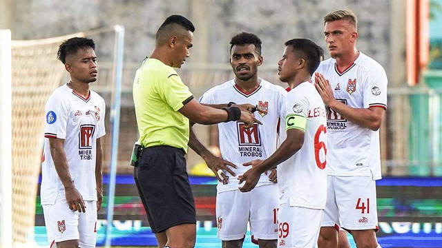 Pertandingan Liga 1 2024/25 antara Madura United vs Malut United, Sabtu (10/8). Foto: @malutunitedfc