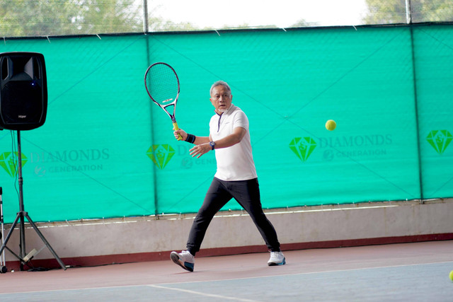 Zulkifli Hasan bermain tenis dengan sejumlah kader PAN, Sabtu (10/8). Foto: Dok. Istimewa