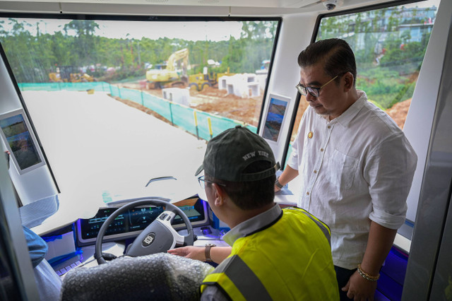 Deputi Bidang Transformasi Hijau dan Digital Otorita IKN Mohammed Ali Berawi (kanan) melihat kondisi kereta otonom atau autonomous rail transit (ART) saat uji coba di Ibu Kota Nusantara (IKN), Penajam Paser Utara, Kalimantan Timur, Sabtu (10/8/2024). Foto: ANTARA FOTO/Fauzan