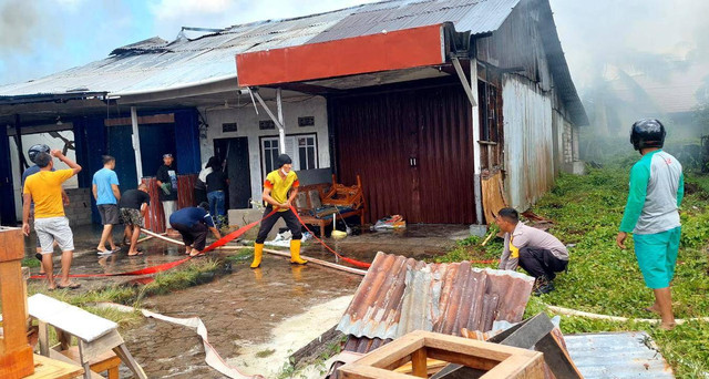 Petugas berupaya memadamkan api yang menghanguskan ruko di dekat lapangan basket Mempawah. Foto: M. Zain/Hi!Pontianak