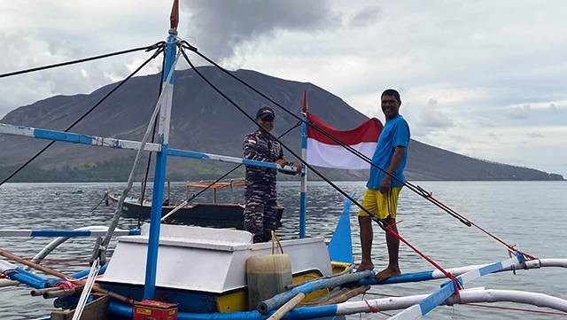 Pemasangan bendera merah putih di kapal nelayan yang ada di Tagulandang, Kabupaten Sitaro. (foto: istimewa)