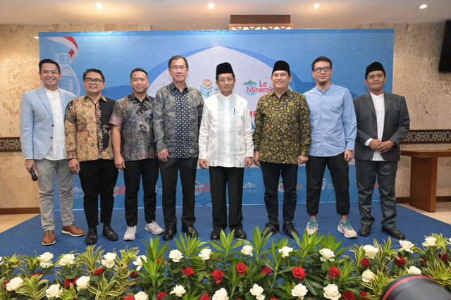 (Dari kanan ke kiri) Dude Herlino, Marketing Director Le Minerale Febri Satria Hutama (ketiga dari kiri), Sales & Marketing Director PT Tirta Fresindo Jaya Riko Sistanto, Imam Besar Masjid Istiqlal, Prof. Dr. K.H. Nasaruddin Umar, M.A, Atlet Bulutangkis Ahsan (kedua dari kanan), Wasekjen MUI Arif Fahrudin beserta jajaran pejabat Istiqlal dan manajemen Le Minerale dalam acara Peresmian Kolaborasi Masjid Istiqlal dan Le Minerale, di Jakarta (09/08). Foto: Dok. Le Minerale