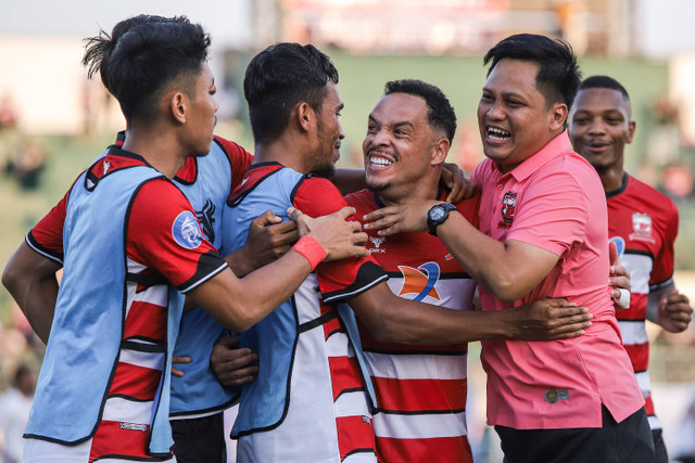 Pesepak bola Madura United Luiz Marcelo Morais (tengah) berselebrasi bersama rekan setimnya usai mencetak gol ke gawang Malut United pada pertandingan BRI Liga 1 di Stadion Gelora Bangkalan, Bangkalan, Jawa Timur, Sabtu (10/8/2024). Foto: ANTARA FOTO/Rizal Hanafi