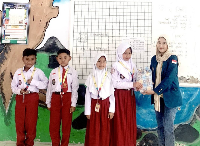 Pemberian apresiasi atas siswa-siswi SD Muneng dalam permainan edukatif pendidikan anti korupsi.