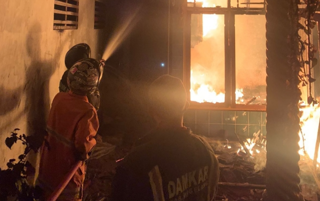 Kebakaran sebuah rumah di Muneng, Pakis, Kabupaten Magelang pada Rabu, 16 Agustus 2023