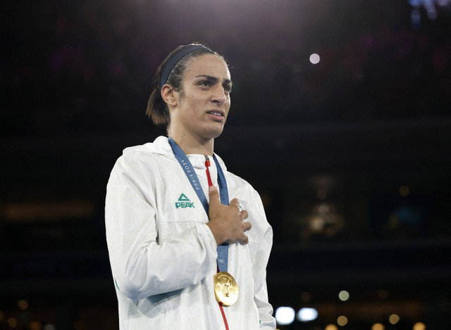 Petinju Aljazair Imane Khelif sabet medali emas di cabor tinju perempuan kelas 66 kg (Welterweight) di Roland-Garros Stadium, Paris, Jumat (9/8/2024). Foto: Peter Cziborra/Reuters