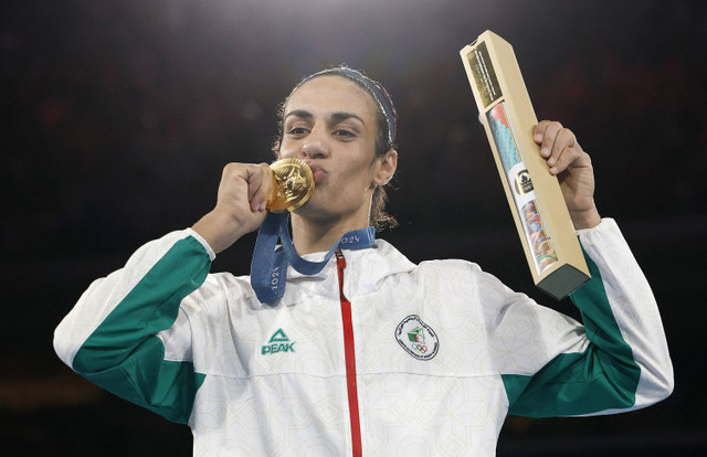 Petinju Aljazair Imane Khelif sabet medali emas di cabor tinju perempuan kelas 66 kg (Welterweight) di Roland-Garros Stadium, Paris, Jumat (9/8/2024). Foto: Peter Cziborra/Reuters