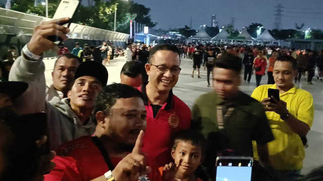 Anies Baswedan nonton bareng laga Persija Jakarta vs Barito Putera di Stadion Jakarta Internasional Stadium, Jakarta Utara, Sabtu (10/8). Foto: Fadlan Nuril Fahmi/kumparan