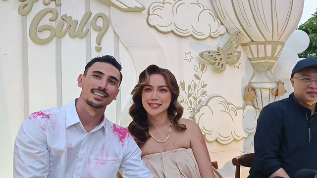 Jessica Iskandar dan Vincent Verhaag umumkan jenis kelamin buah hati mereka yang ketiga, di kawasan Kuningan, Jakarta Selatan, Sabtu (10/8)  Foto: Giovanni/kumparan