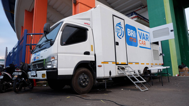 Truk Fuso Canter FE84G digunakan sebagai VAR Car saat laga pembuka Liga 1 musim 2024-2025 di Bandung, Jawa Barat. Foto: Aditya Pratama Niagara/kumparanOTO