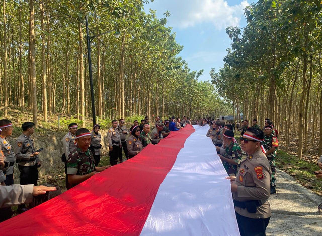 Kirab bendera merah putih sepanjang 79 meter di sepanjang Jalan Bukit Aslan, Bandar Lampung. | Foto: Sinta Yuliana/Lampung Geh