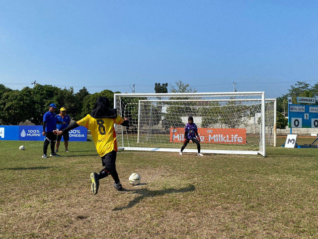 Skill Challenge "Penalty Shoot" di MilkLife Soccer Challenge Semarang Series 1 2024. Foto: Antika Fahira/kumparan